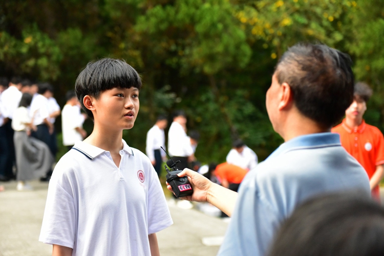 10、马依林同学接受电视台记者采访.jpg