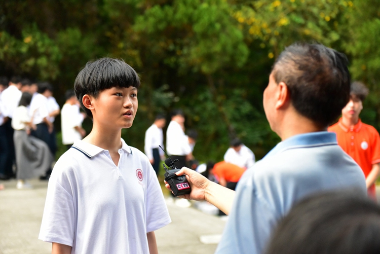 1711963936701958.jpg 10、马依林同学接受电视台记者采访.jpg