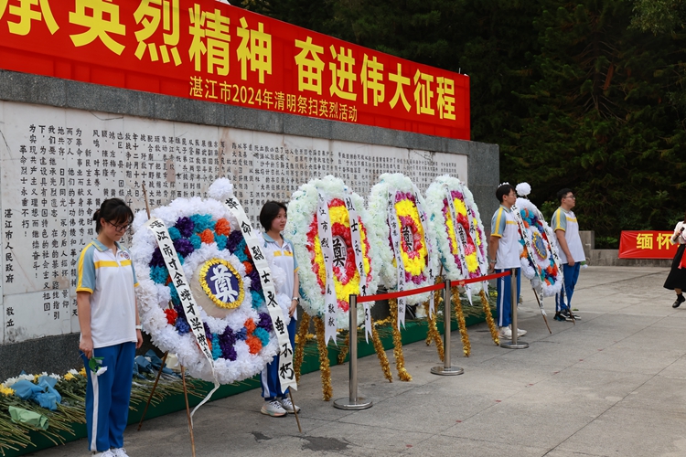 （6）团员代表敬献花圈.JPG