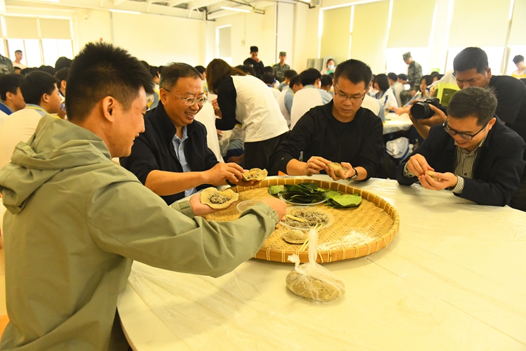图8学校领导制作田艾饼.JPG