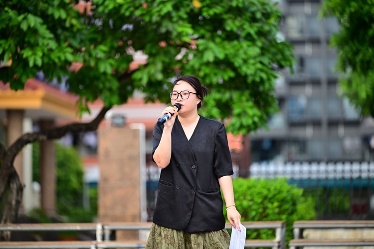 1.心理室陈媛老师主持活动.JPG