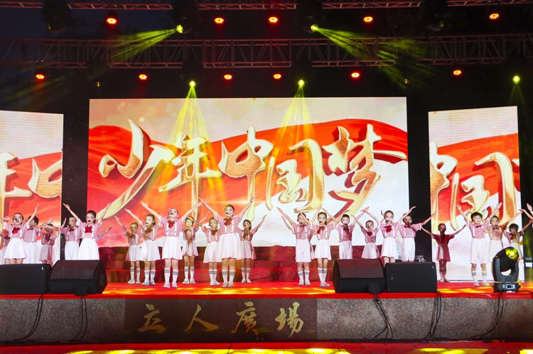 图4：朗诵《少年中国梦》.jpg