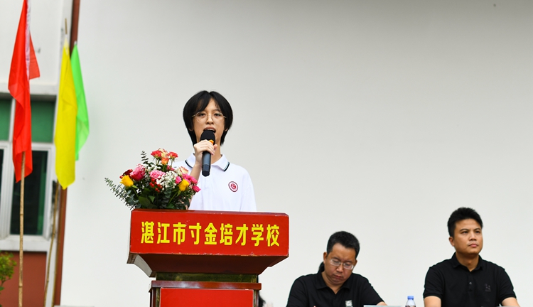 图4：高一新生代表肖韵融同学发言.JPG