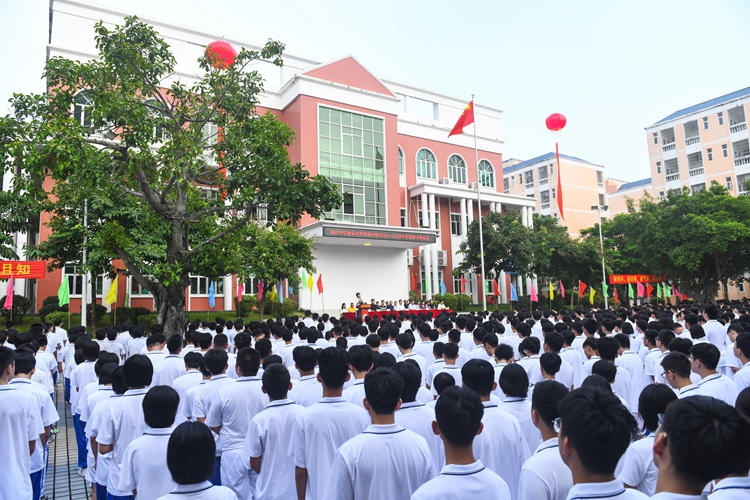 图8：同学们认真参加开学典礼.jpg