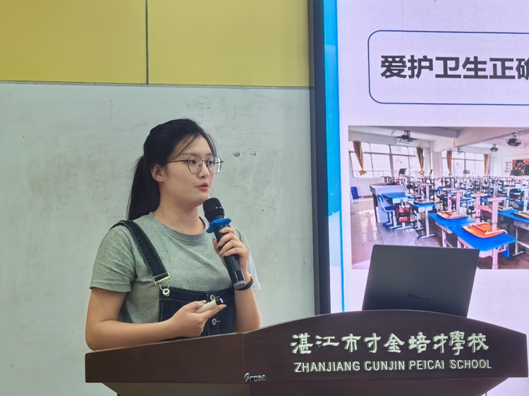 图7：班主任代表戴锦平老师.jpg