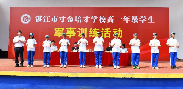 图片14：杨耀明总顾问为得“先进排”的班级颁奖.jpg