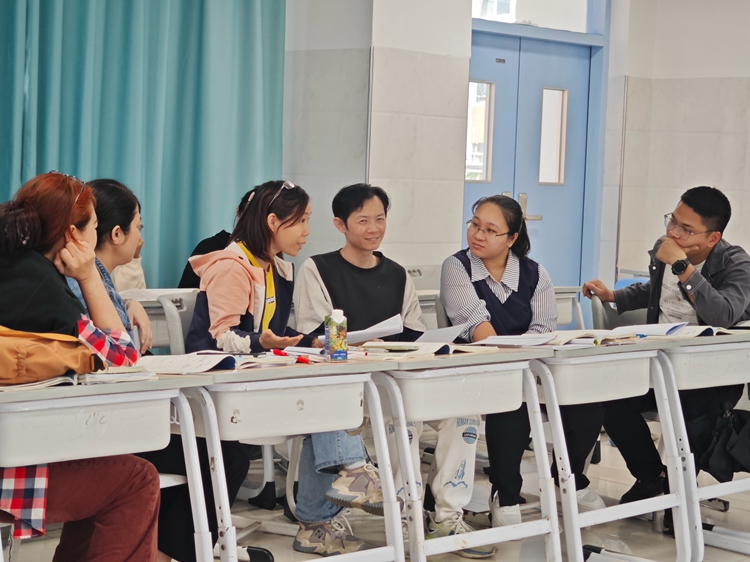 图6各小组激烈评课总结中…….jpg