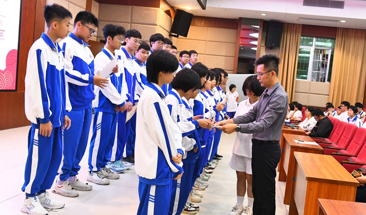 15.甘杨主任为获奖同学颁奖.JPG
