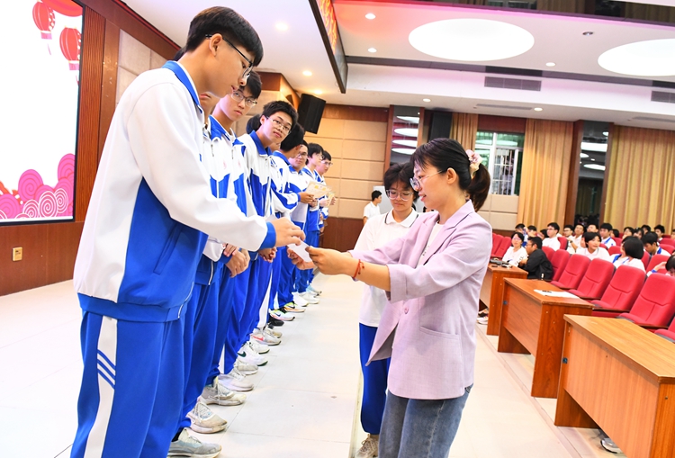 16.叶玉洁副主任为获奖同学颁奖.JPG