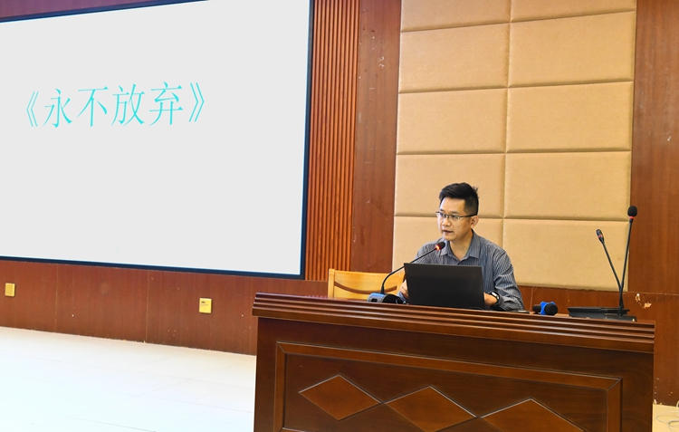 17.甘杨主任作主题演讲.JPG