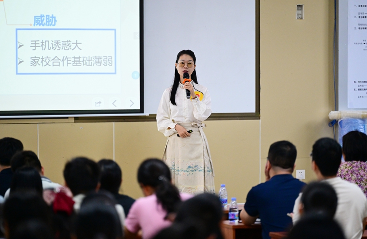 1732156580768442.jpg 图9:何怡燕老师.JPG