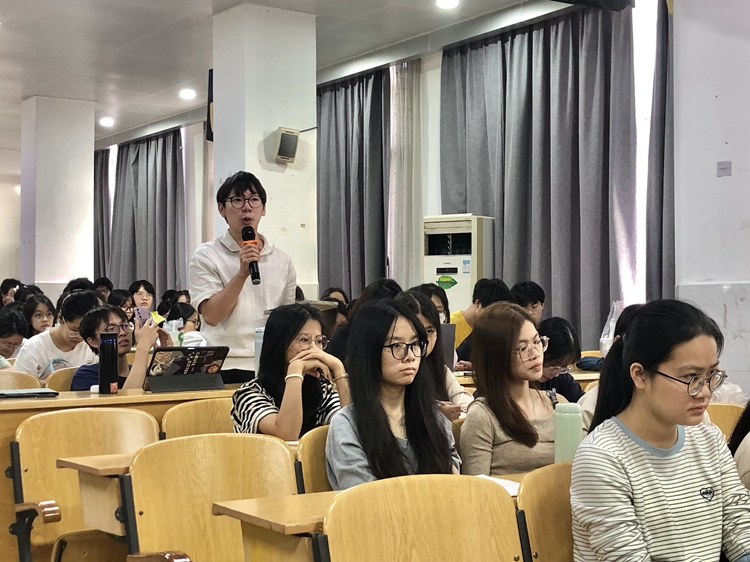 4. 岭师学生评课.jpg