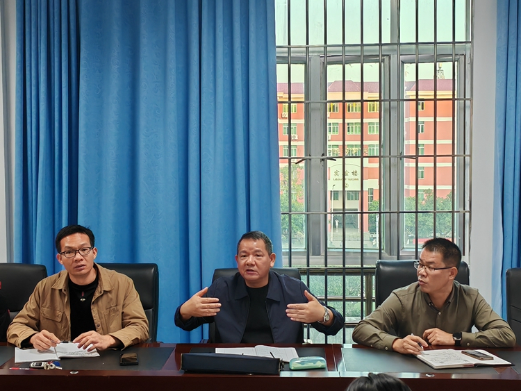 图1：年级召开教师会议1.jpg