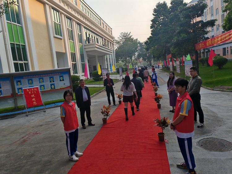 图3：学校领导盛情迎接1.jpg