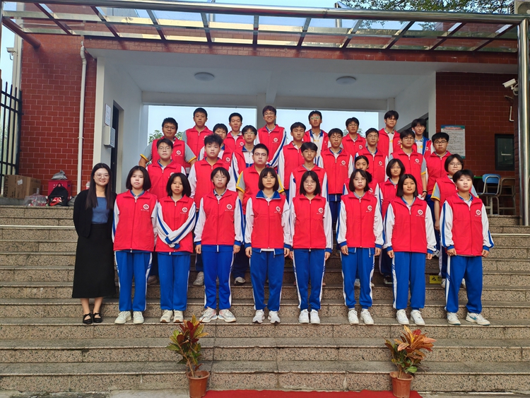 图4：学生志愿者指引家长入校3.jpg