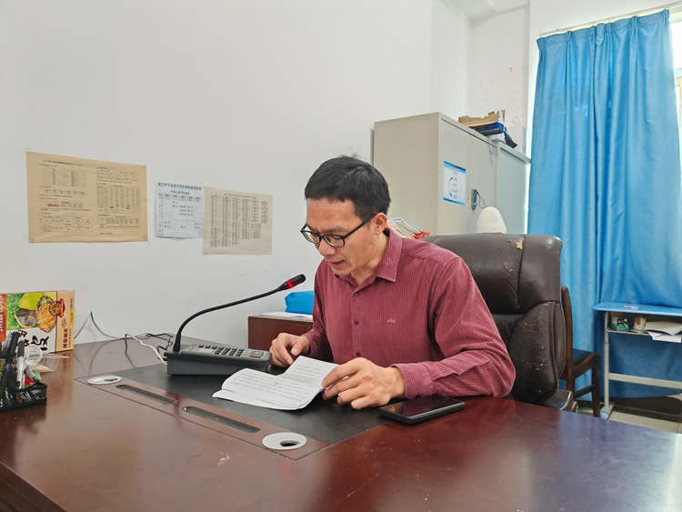 图6：高二年级李成山主任致辞.jpg