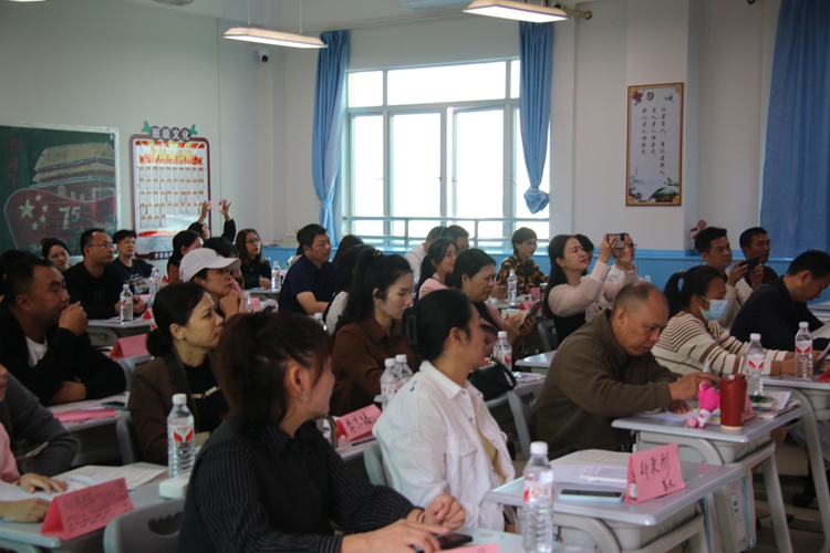 图9：家长认真学习会议内容1.jpg