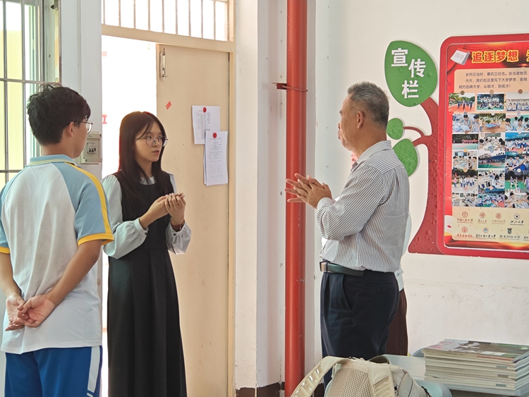 图10：会后家长们和老师交流沟通2.jpg