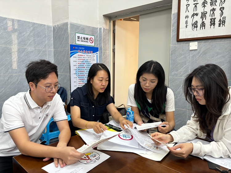 图二：美术老师组成的评审团认真评选.jpg