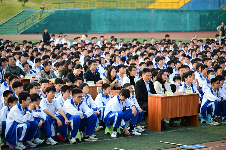 2.出席活动的领导和嘉宾.JPG