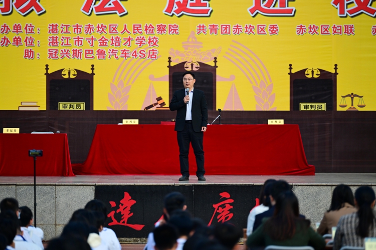 9.德育处王德军主任作活动总结.JPG