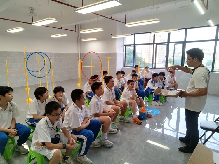 04董超元老师指导学生训练飞行.jpg