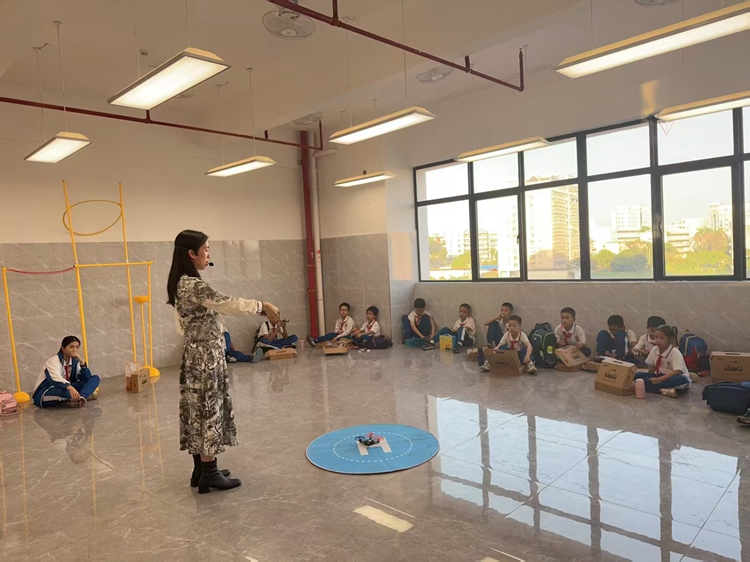 06洪淑贤老师指导学生练习飞行.jpg