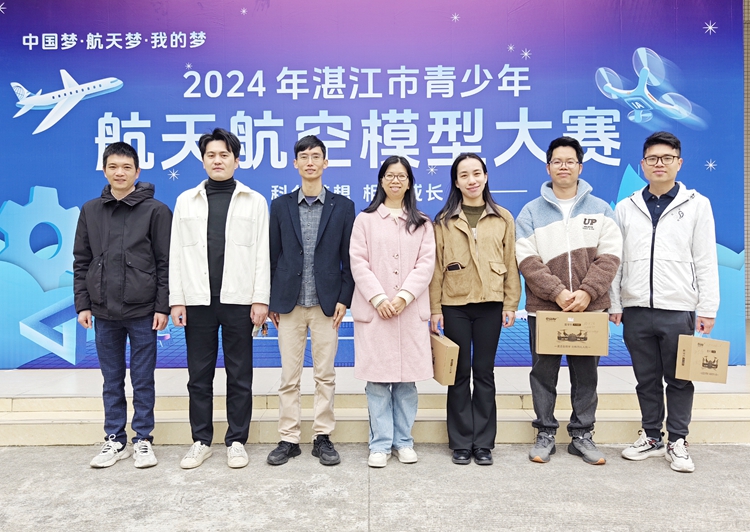 12辅导教师合影.jpg
