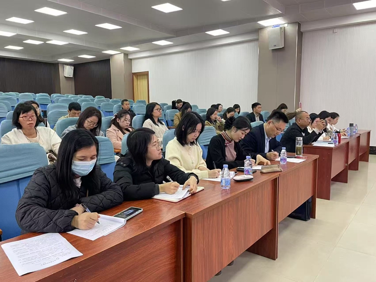 老师们认真记笔记.jpg