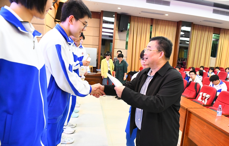 图9：杨耀明总顾问给获奖同学颁奖.jpg