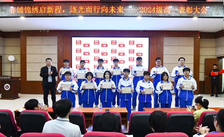 图11：杨耀明总顾问为B类单科状元颁奖.jpg