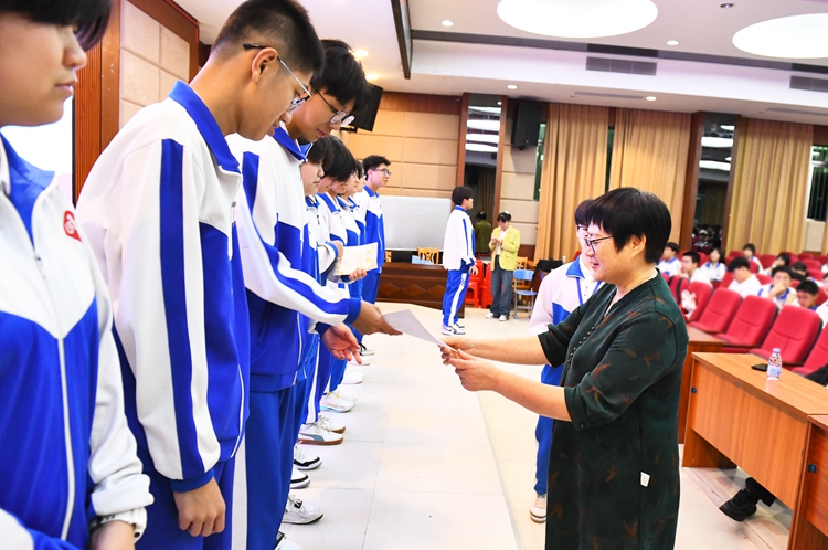 图17：彭丽娥副校长颁奖.jpg