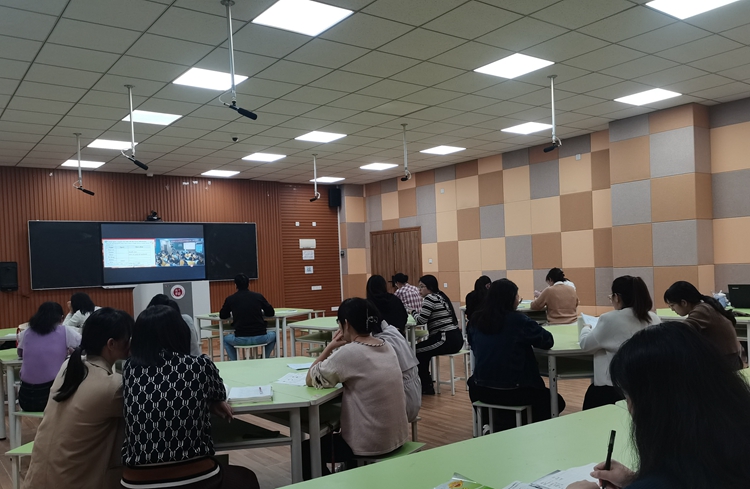 图3老师们专注观看学习.jpg