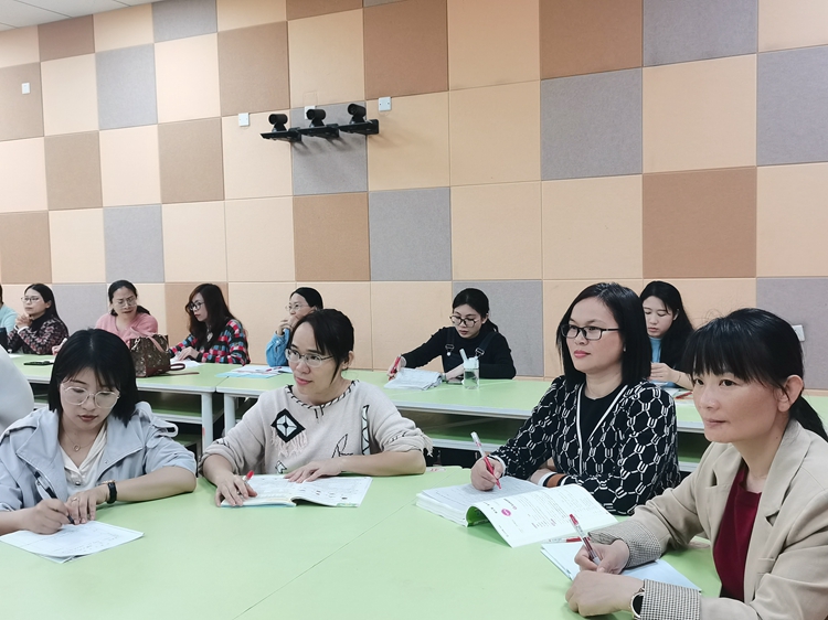 图4老师们认真记录.jpg