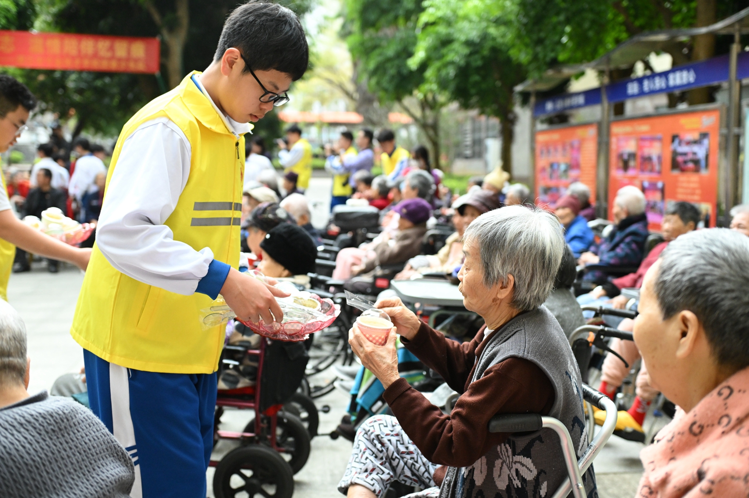 图8为爷爷奶奶们送上糕点和酸奶.JPG