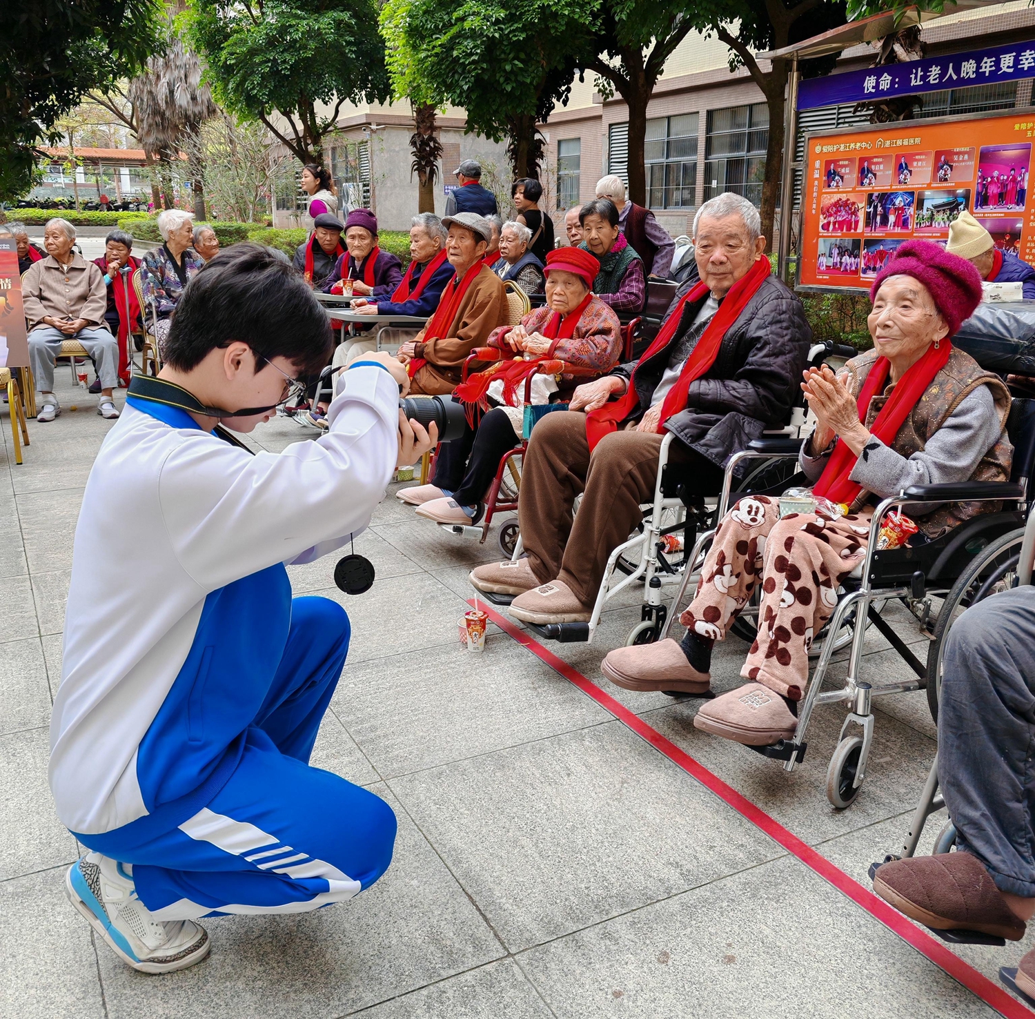 图11 为爷爷奶奶们定格美好的瞬间.jpg