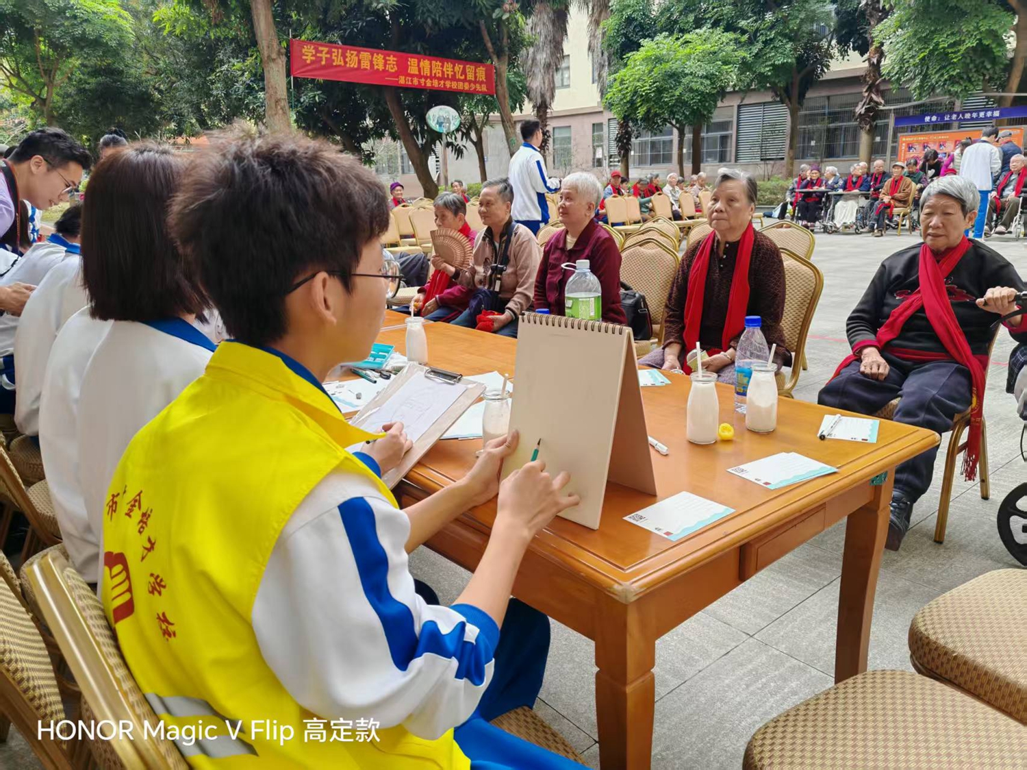 图14为爷爷奶奶们绘制肖像.jpg