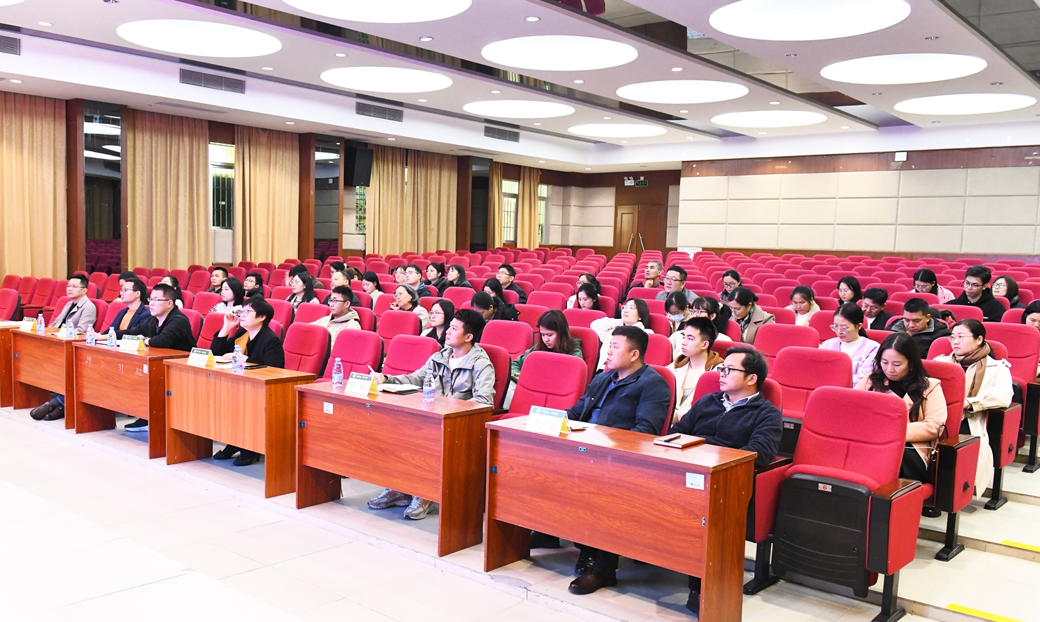 图三 全体老师在认真聆听讲座.JPG