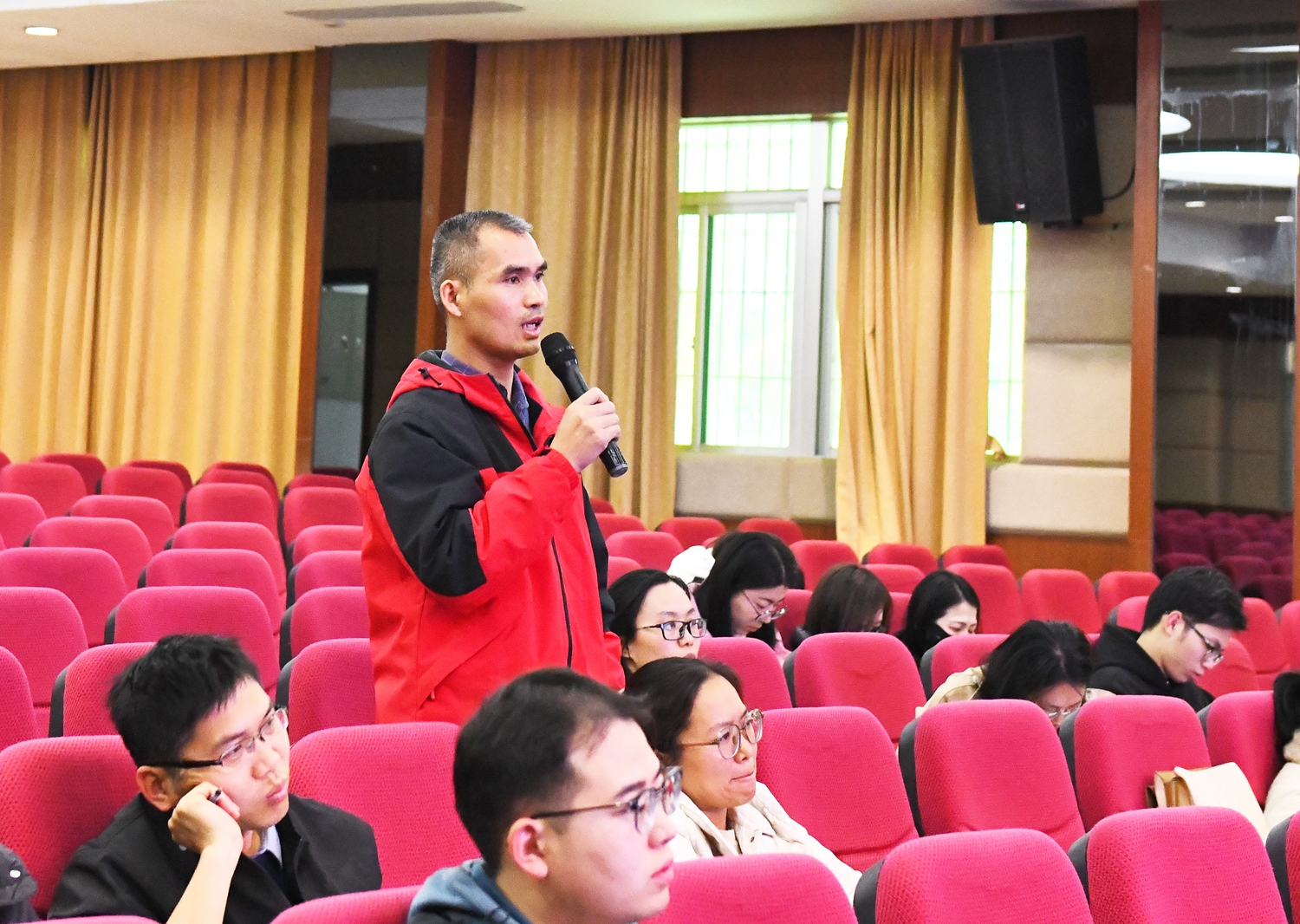 图六 高二班主任莫宏雄老师分享自己在处理学生在社交过程中发生的问题分享自己的感受.JPG