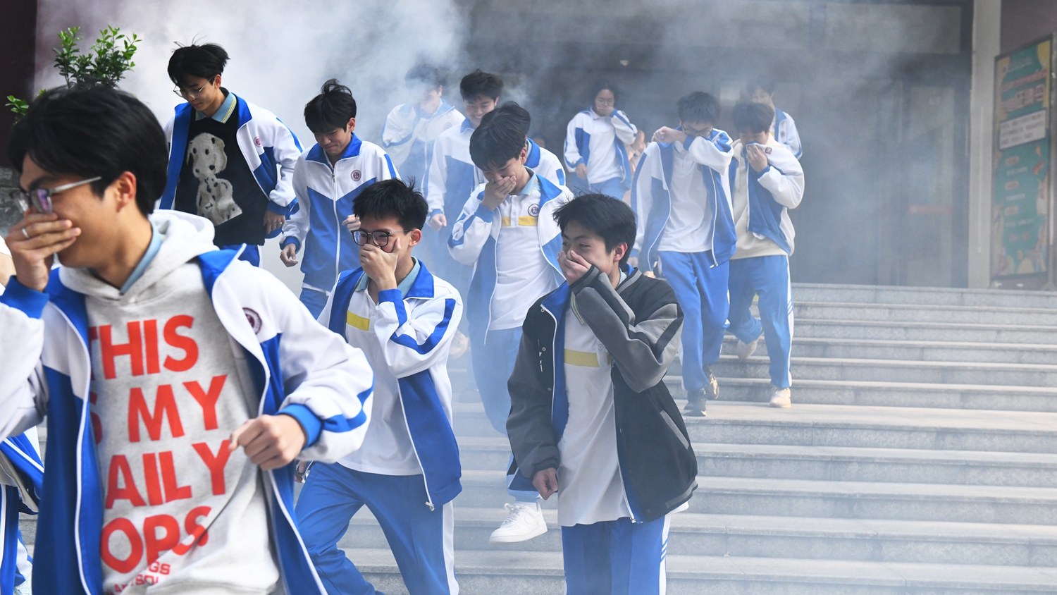 图4：同学们听到警报声迅速有序撤离.jpg