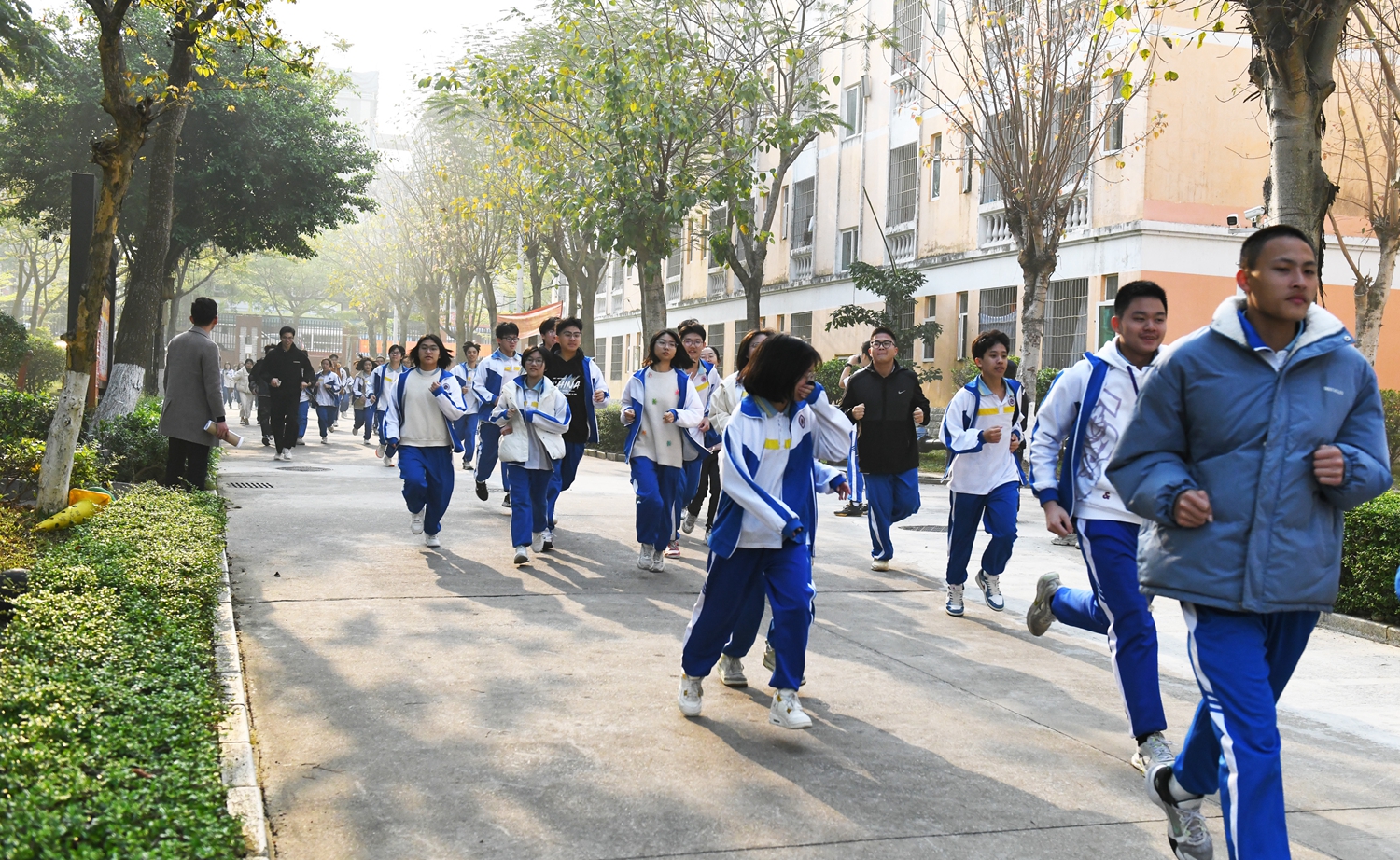图6：同学们快速跑向指定地点.jpg