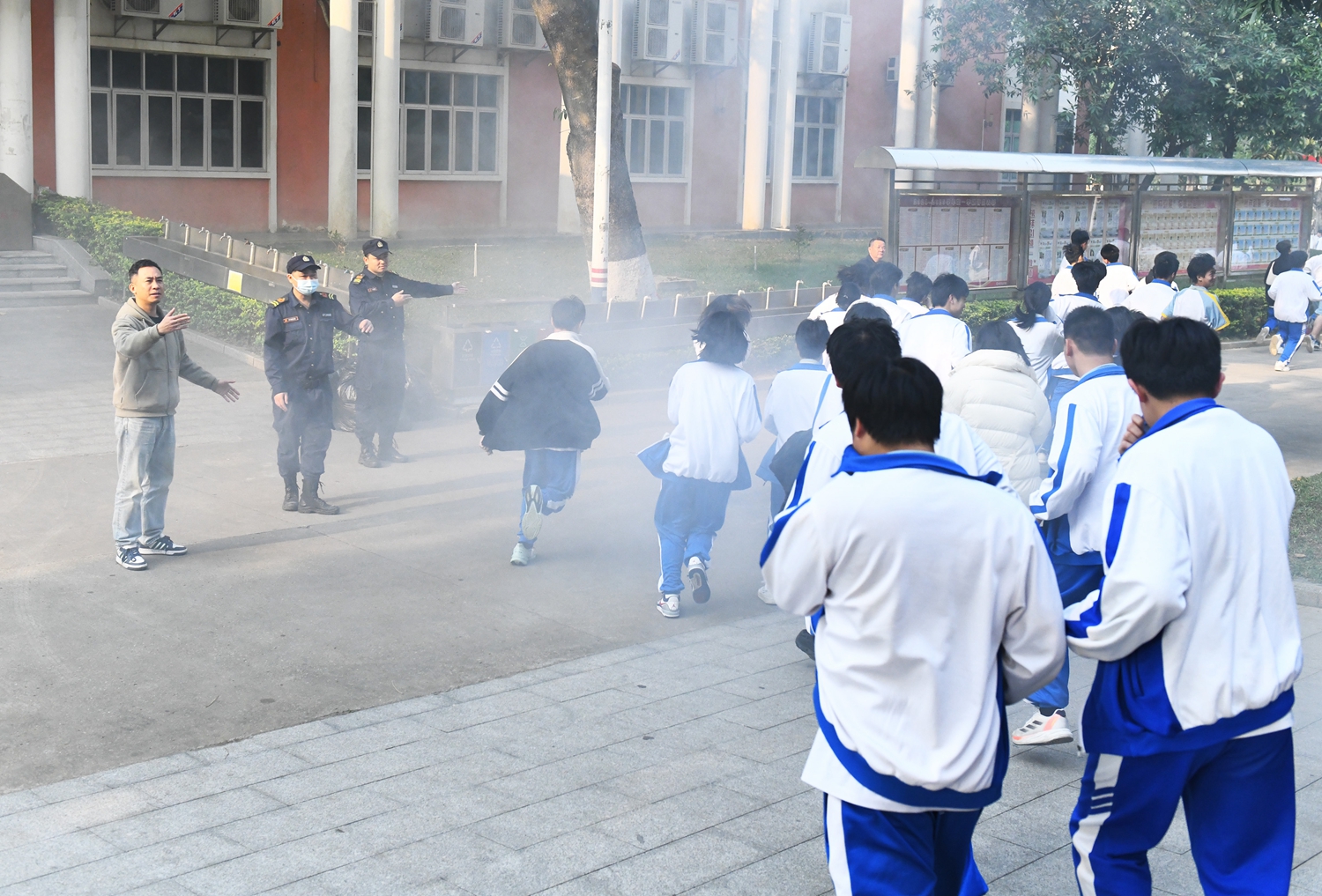图7：疏导人员坚守岗位，指引同学们跑向指定地点.jpg