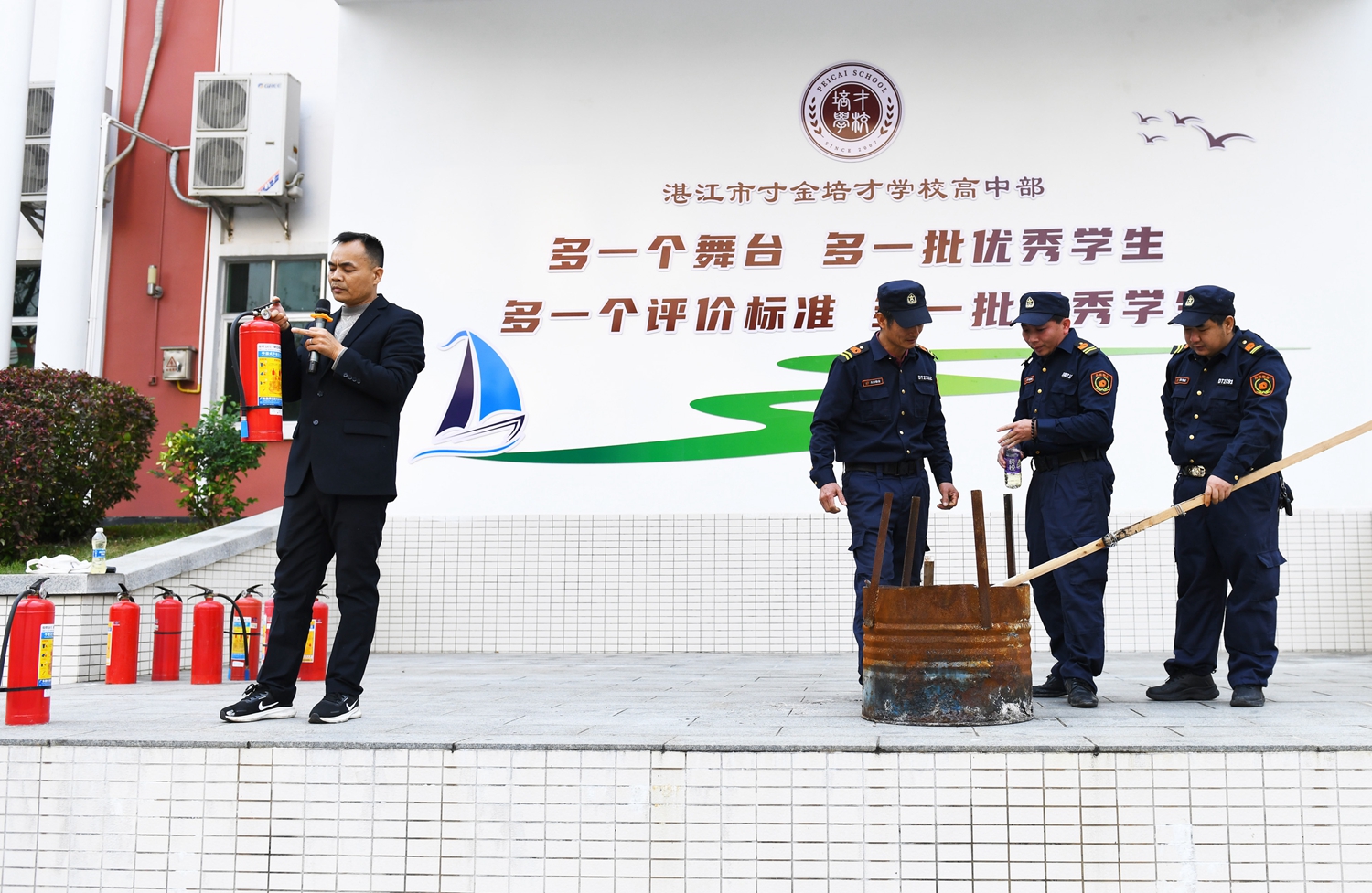 图9：专业人员讲解消防器材使用方法.jpg