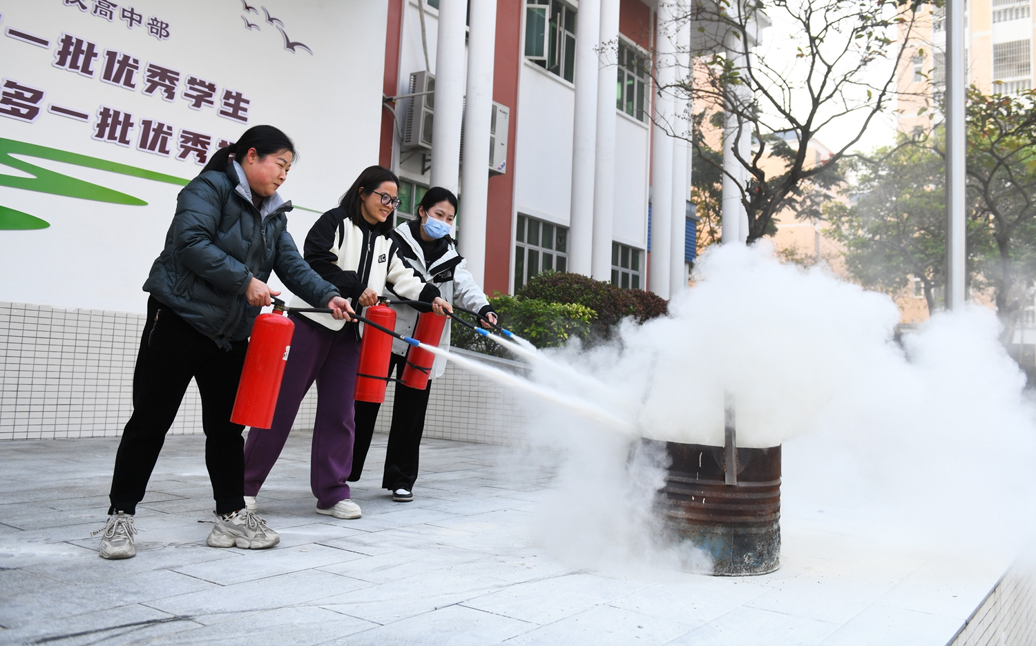 图10：老师代表使用灭火器灭火.jpg