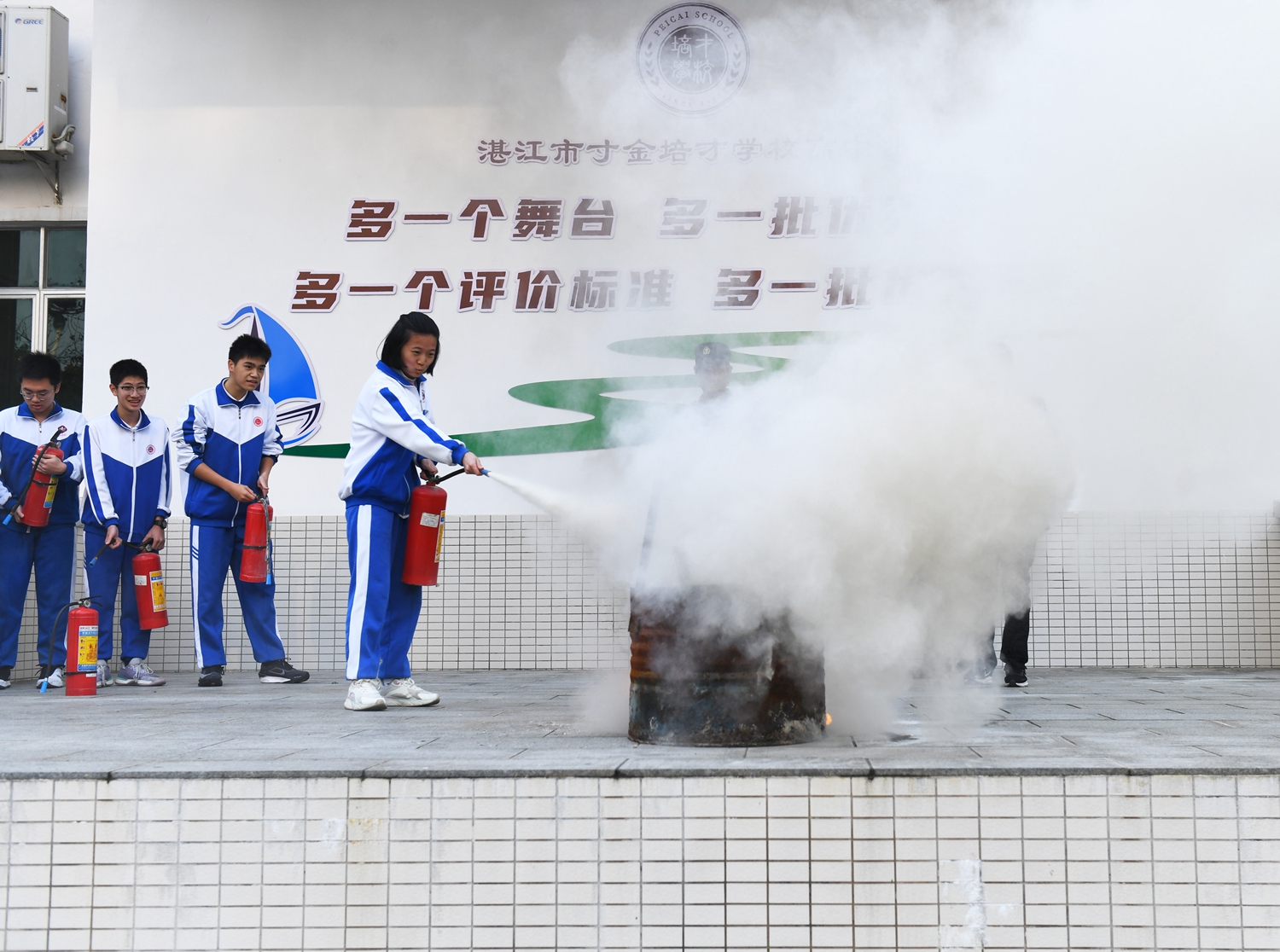 图11：学生代表使用灭火器灭火.jpg