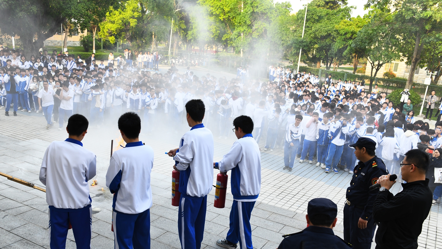图12：集体观摩学习.jpg