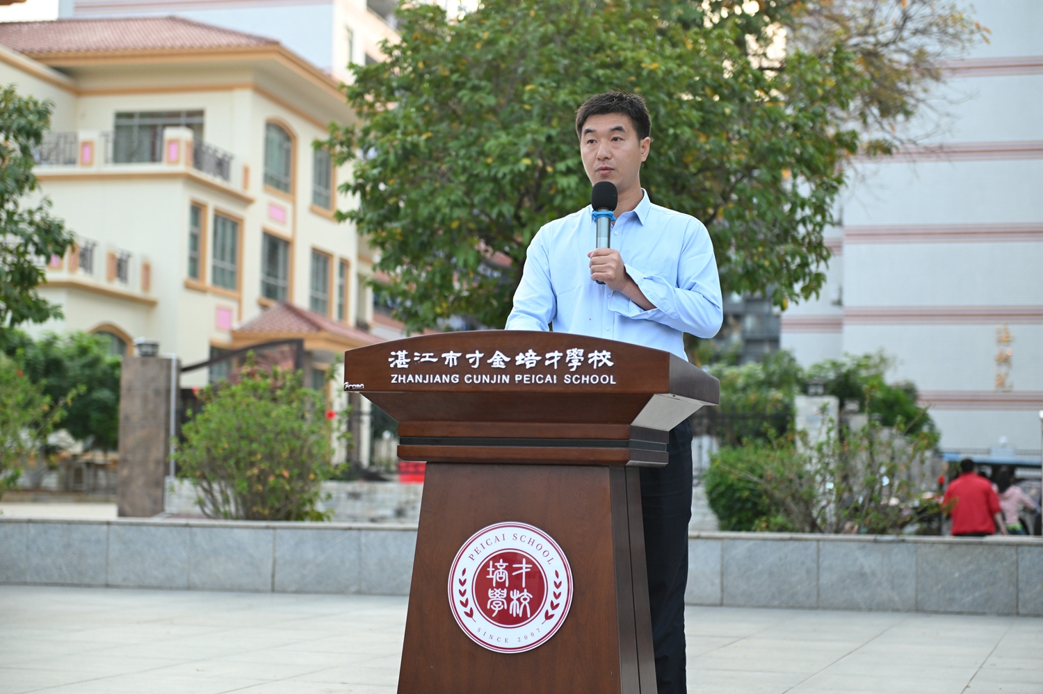 2 张运和副级长主持初二年级表彰大会.JPG