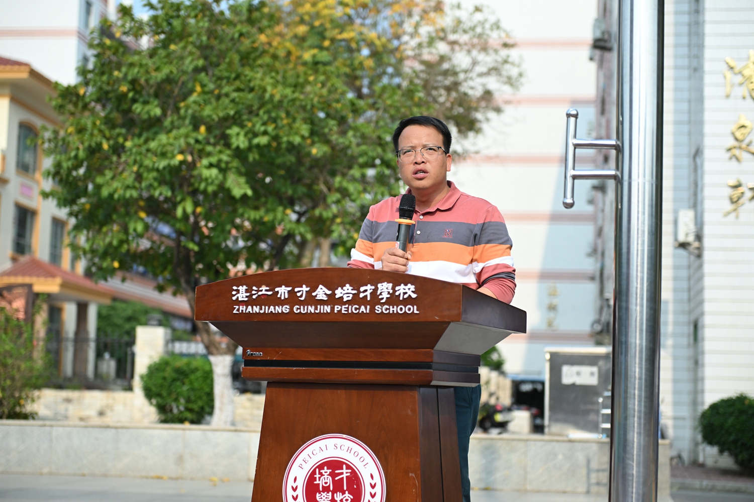 3 陈翔主任宣读初一年级表彰决定.JPG
