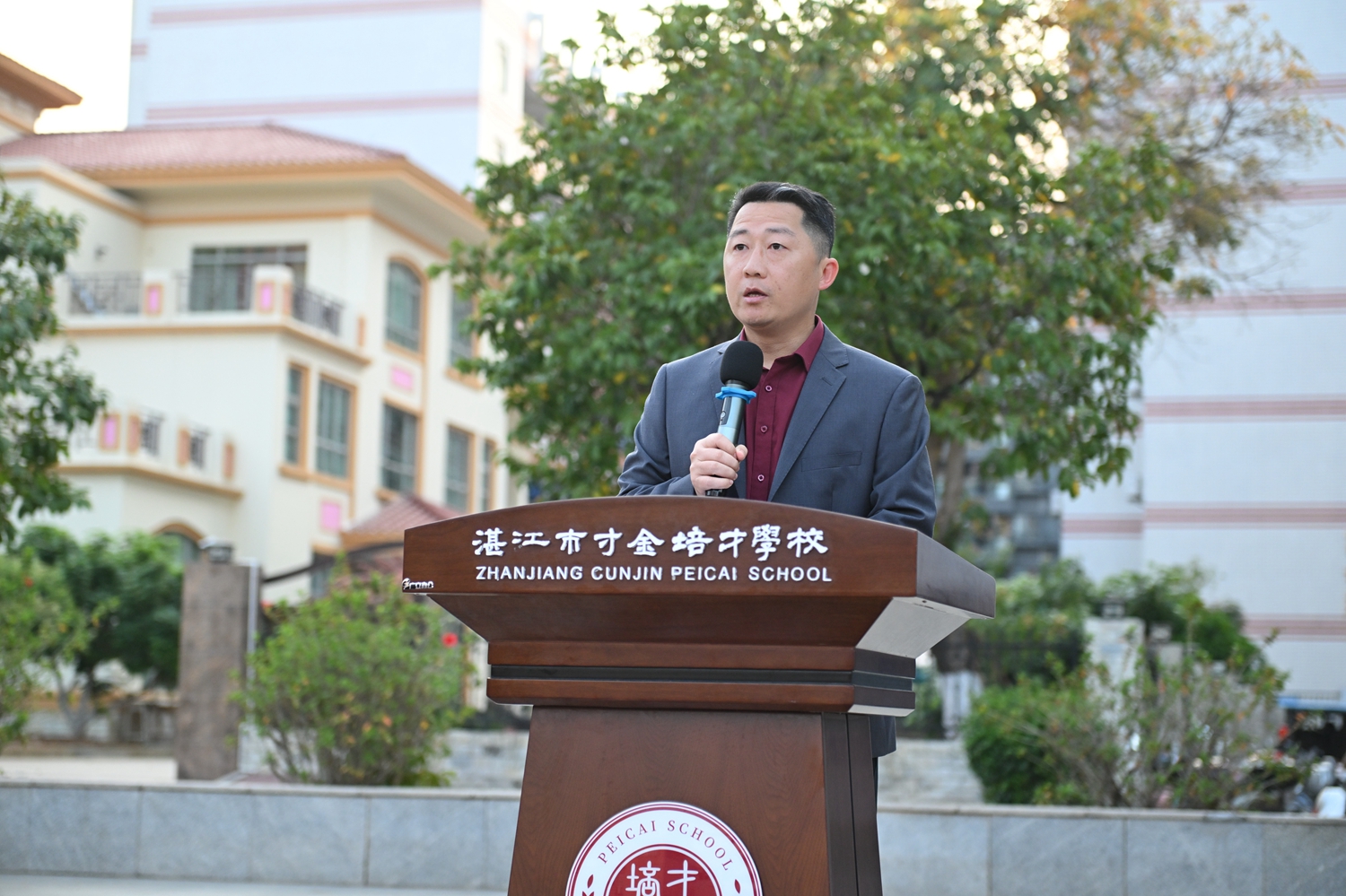 4 谭晓明主任宣读初二年级表彰决定.JPG