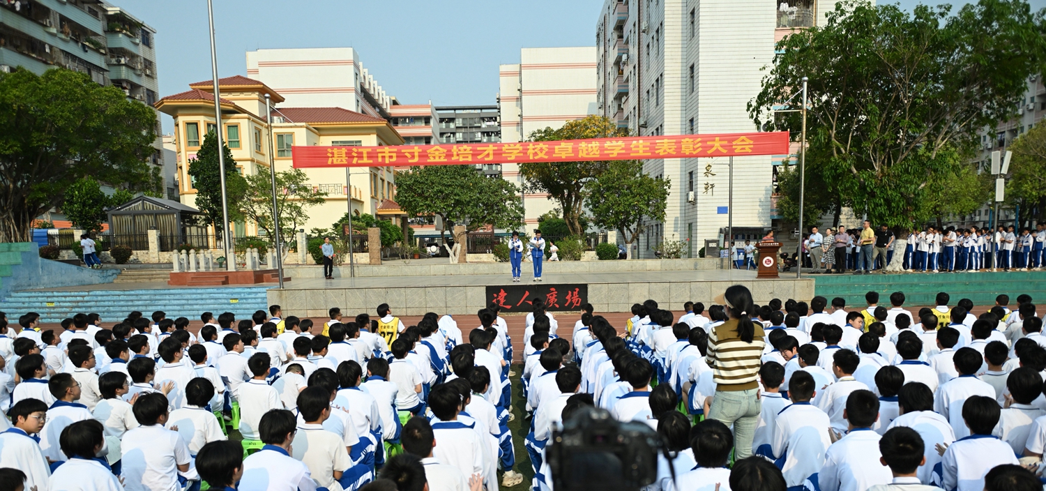 15 榜样引领，奋进不息.jpg